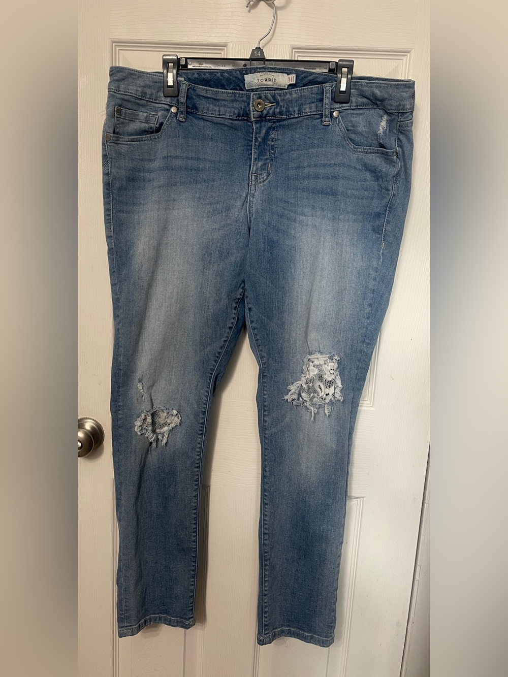 Torrid Distressed Boyfriend Light Wash Stretch Jeans Sz 16R